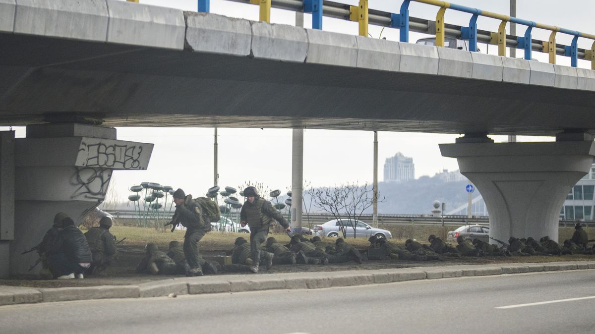 Obrazem: Rusové se probíjejí do Kyjeva i dalších měst